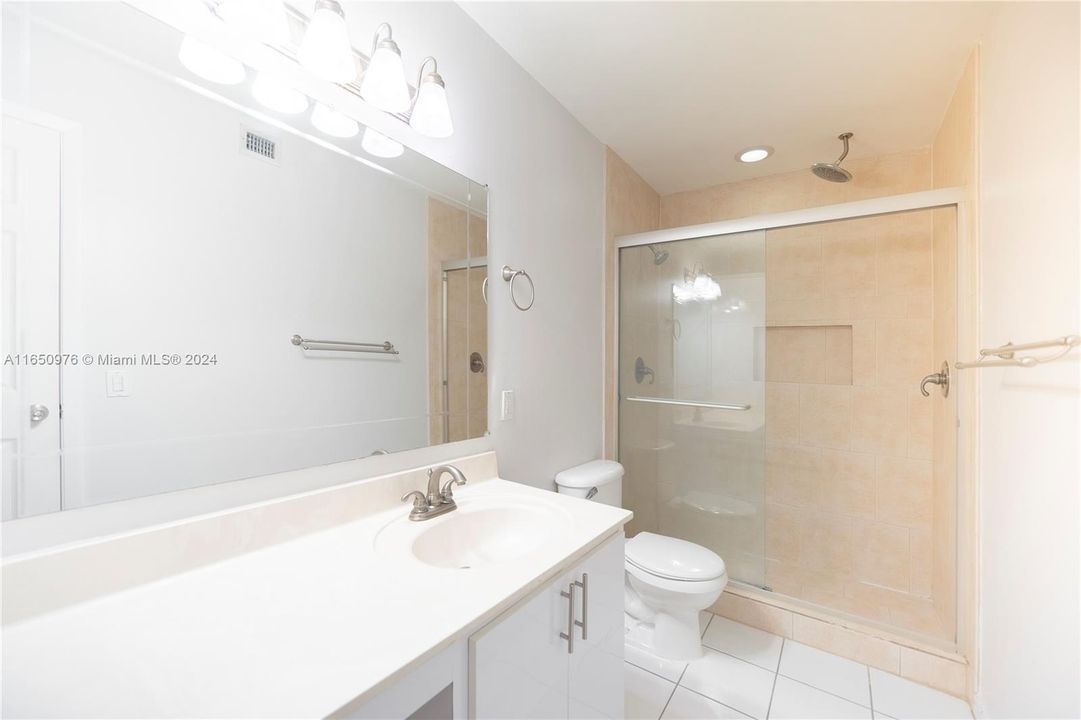 Active With Contract: $254,440 (1 beds, 1 baths, 750 Square Feet)