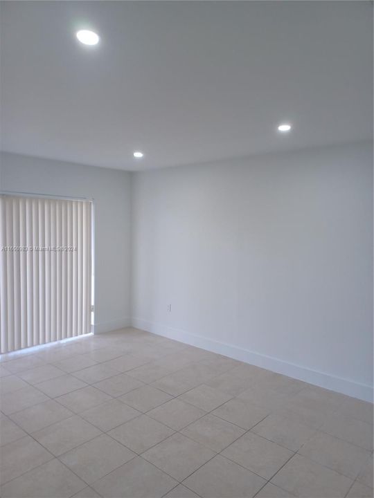 Active With Contract: $2,000 (1 beds, 1 baths, 810 Square Feet)