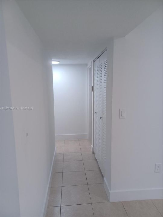 Active With Contract: $2,000 (1 beds, 1 baths, 810 Square Feet)