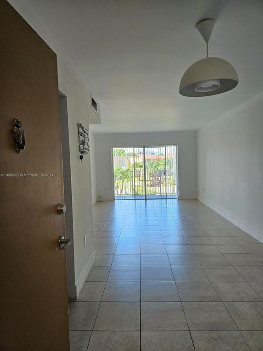 Active With Contract: $2,000 (1 beds, 1 baths, 810 Square Feet)