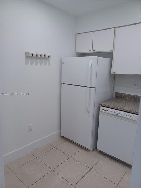 Active With Contract: $2,000 (1 beds, 1 baths, 810 Square Feet)