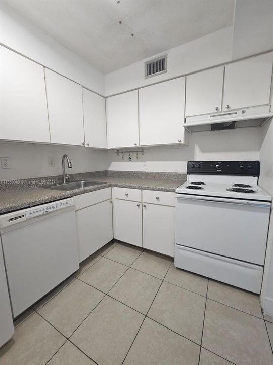 Active With Contract: $2,000 (1 beds, 1 baths, 810 Square Feet)