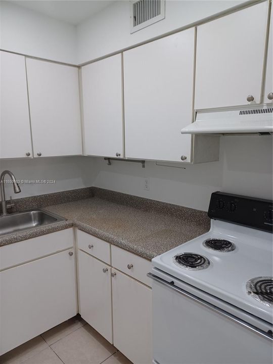 Active With Contract: $2,000 (1 beds, 1 baths, 810 Square Feet)