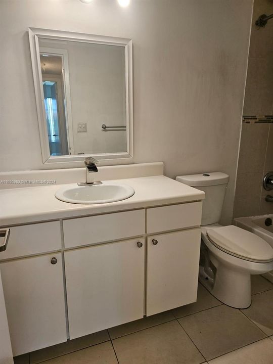 Active With Contract: $2,000 (1 beds, 1 baths, 810 Square Feet)