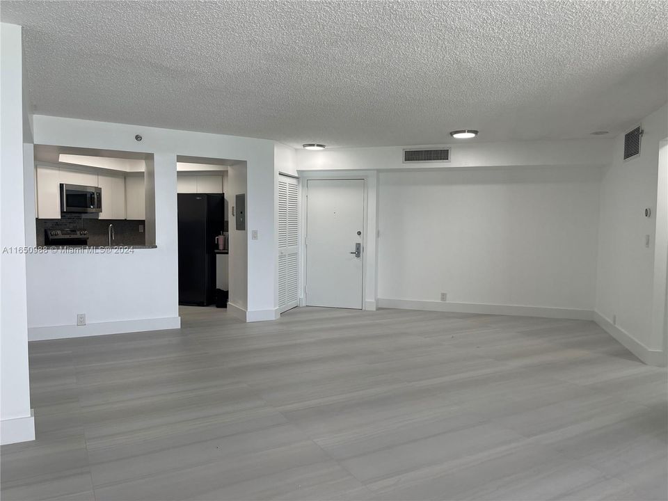 Active With Contract: $3,600 (2 beds, 2 baths, 1190 Square Feet)