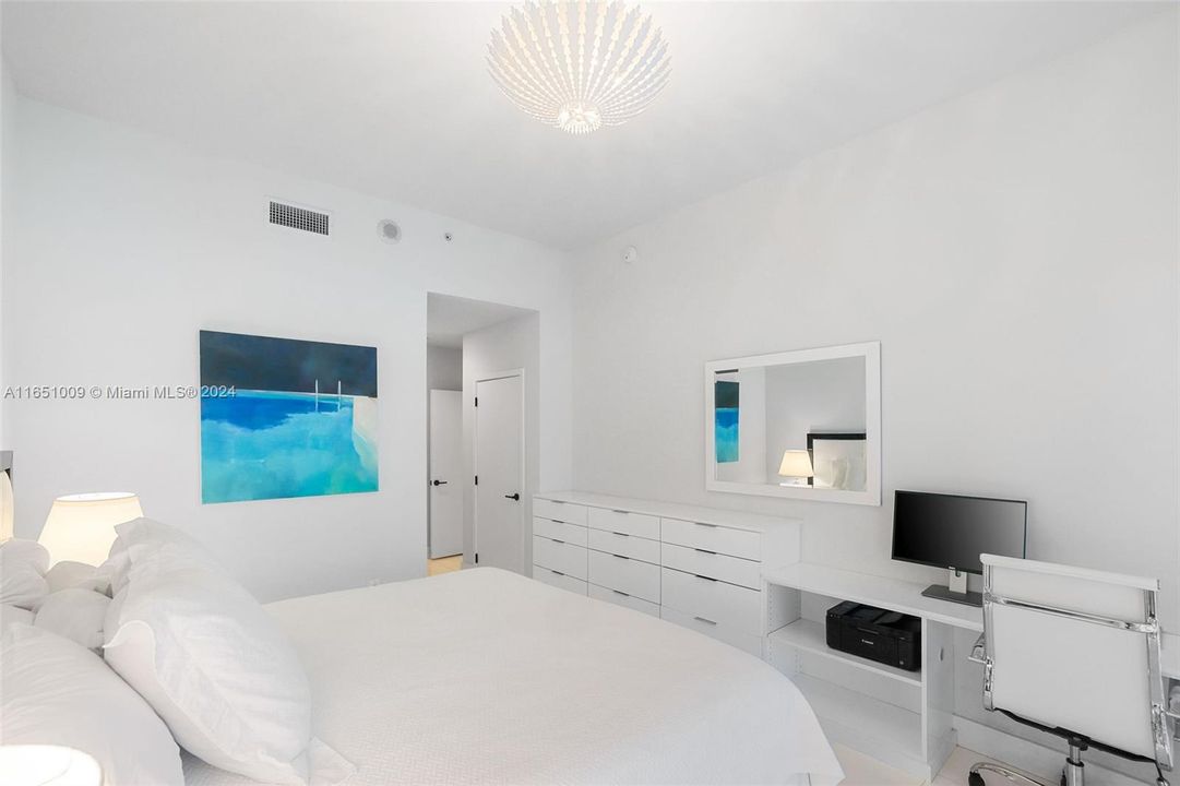 Active With Contract: $6,800 (1 beds, 1 baths, 920 Square Feet)