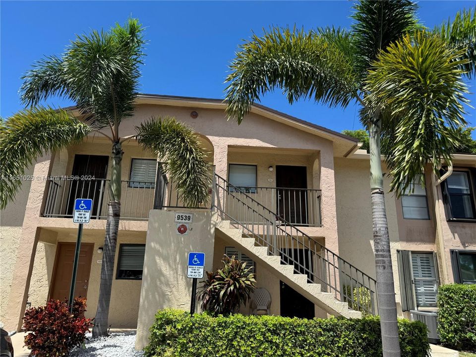 Active With Contract: $2,200 (2 beds, 2 baths, 900 Square Feet)