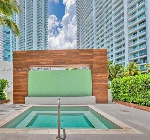 Recently Rented: $2,650 (0 beds, 1 baths, 698 Square Feet)