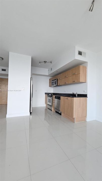 Recently Rented: $2,650 (0 beds, 1 baths, 698 Square Feet)