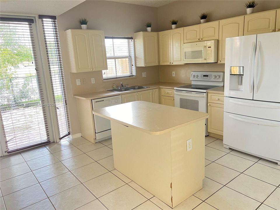 Active With Contract: $2,650 (2 beds, 2 baths, 1050 Square Feet)