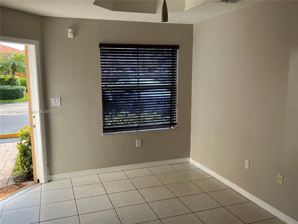 Active With Contract: $2,650 (2 beds, 2 baths, 1050 Square Feet)