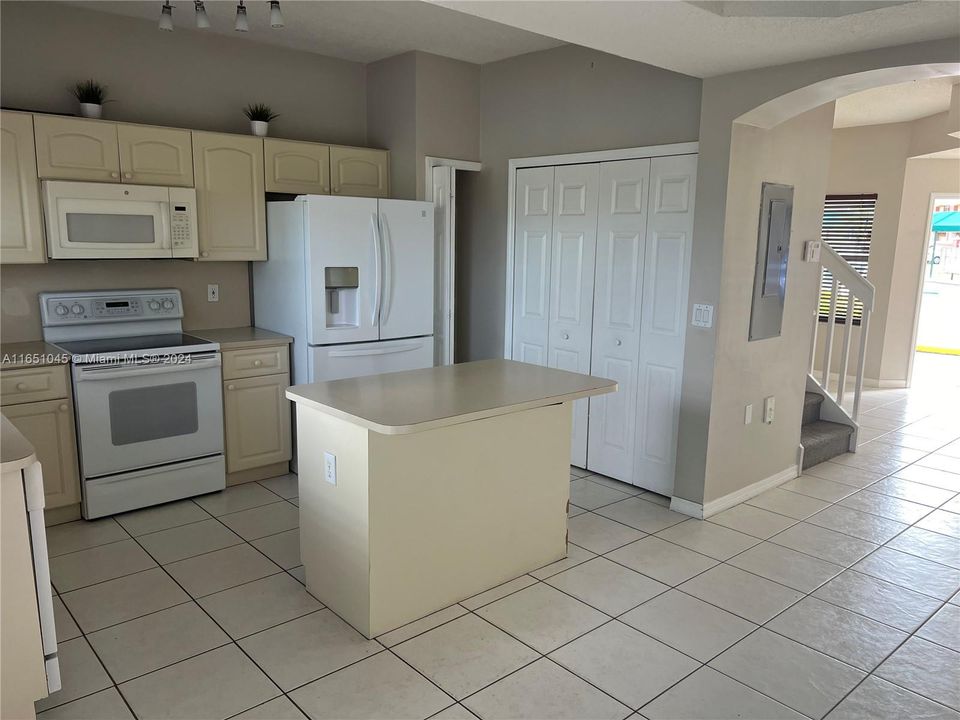 Active With Contract: $2,650 (2 beds, 2 baths, 1050 Square Feet)