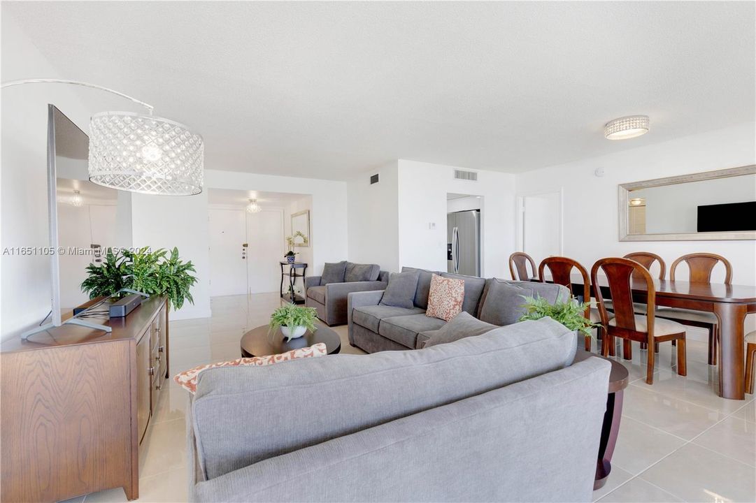 For Sale: $585,000 (2 beds, 2 baths, 1270 Square Feet)