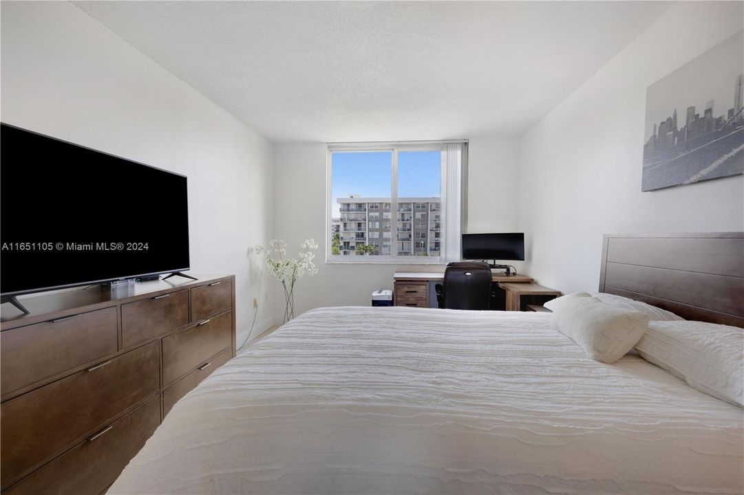 For Sale: $585,000 (2 beds, 2 baths, 1270 Square Feet)