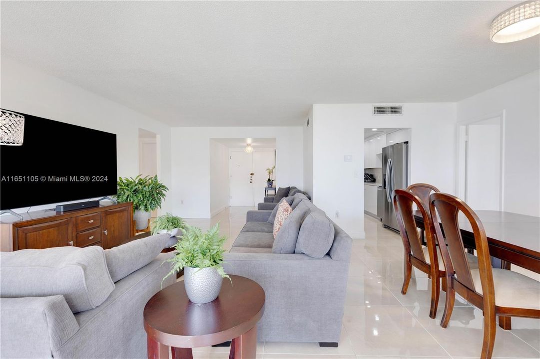 For Sale: $585,000 (2 beds, 2 baths, 1270 Square Feet)