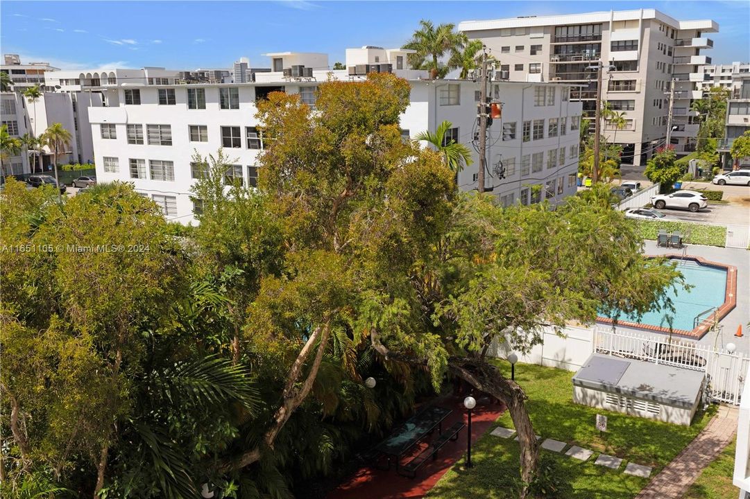 For Sale: $585,000 (2 beds, 2 baths, 1270 Square Feet)