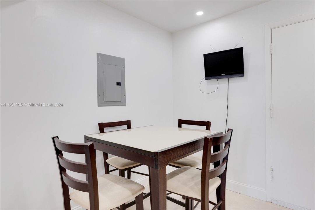 For Sale: $585,000 (2 beds, 2 baths, 1270 Square Feet)