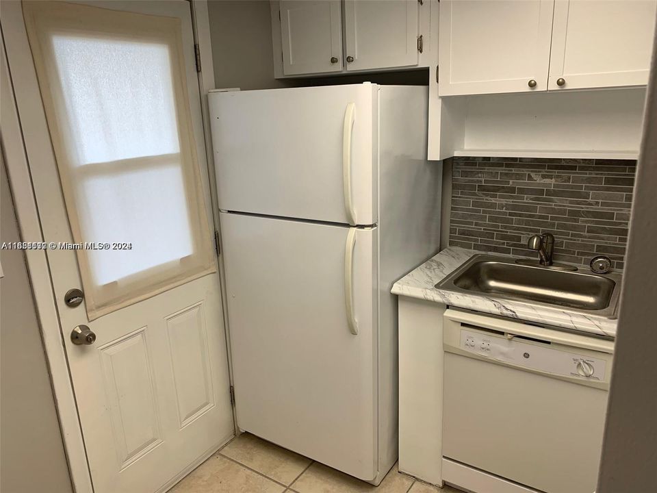 For Sale: $174,900 (1 beds, 1 baths, 763 Square Feet)