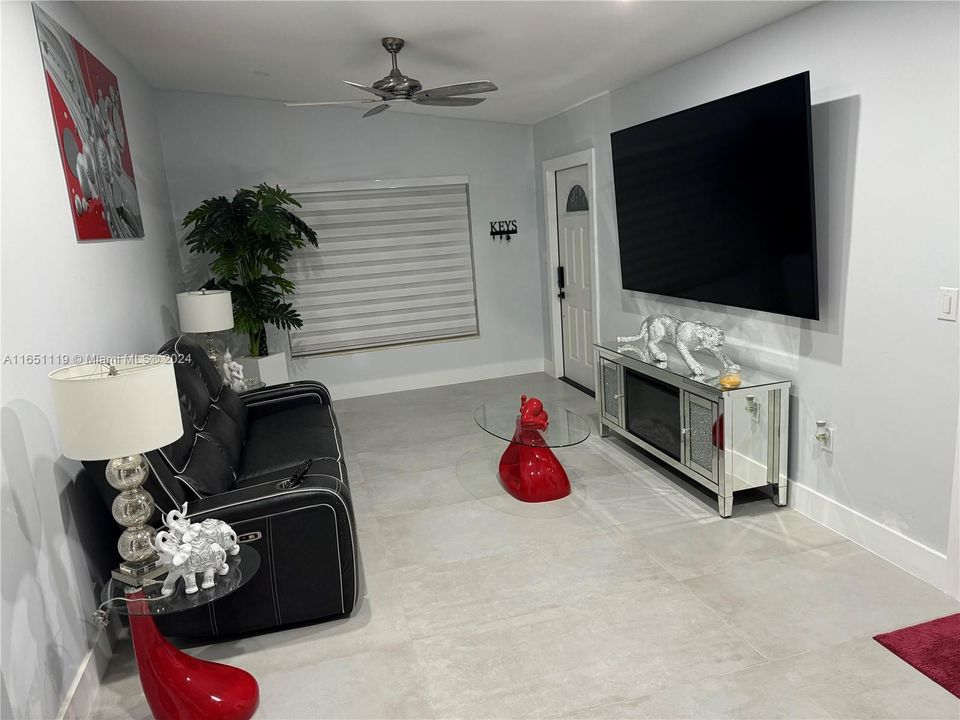 Active With Contract: $2,800 (2 beds, 1 baths, 916 Square Feet)