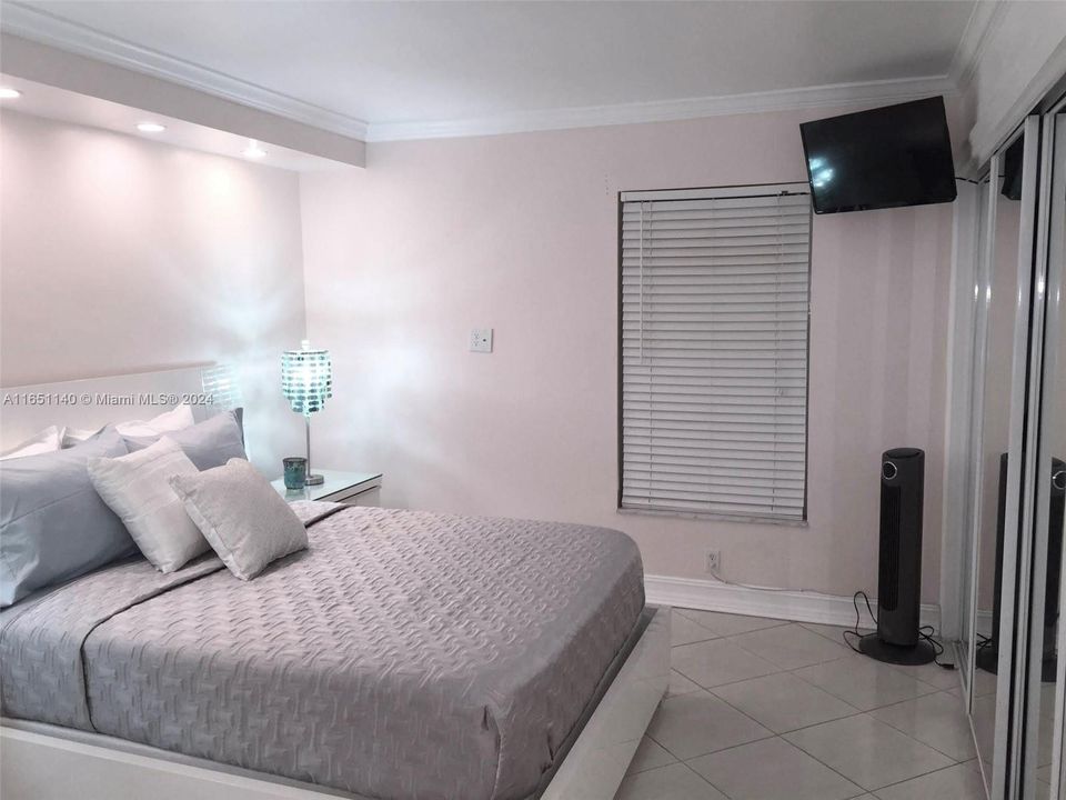 Recently Sold: $205,000 (1 beds, 1 baths, 671 Square Feet)