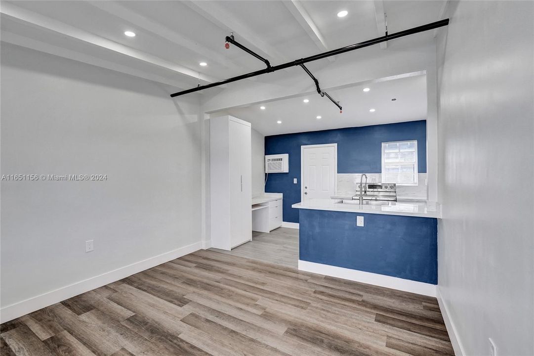 Active With Contract: $1,300 (1 beds, 1 baths, 2392 Square Feet)