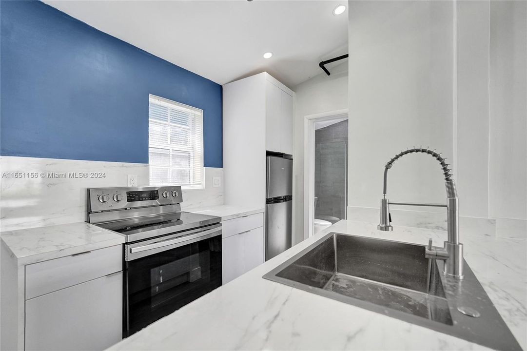 Active With Contract: $1,300 (1 beds, 1 baths, 2392 Square Feet)