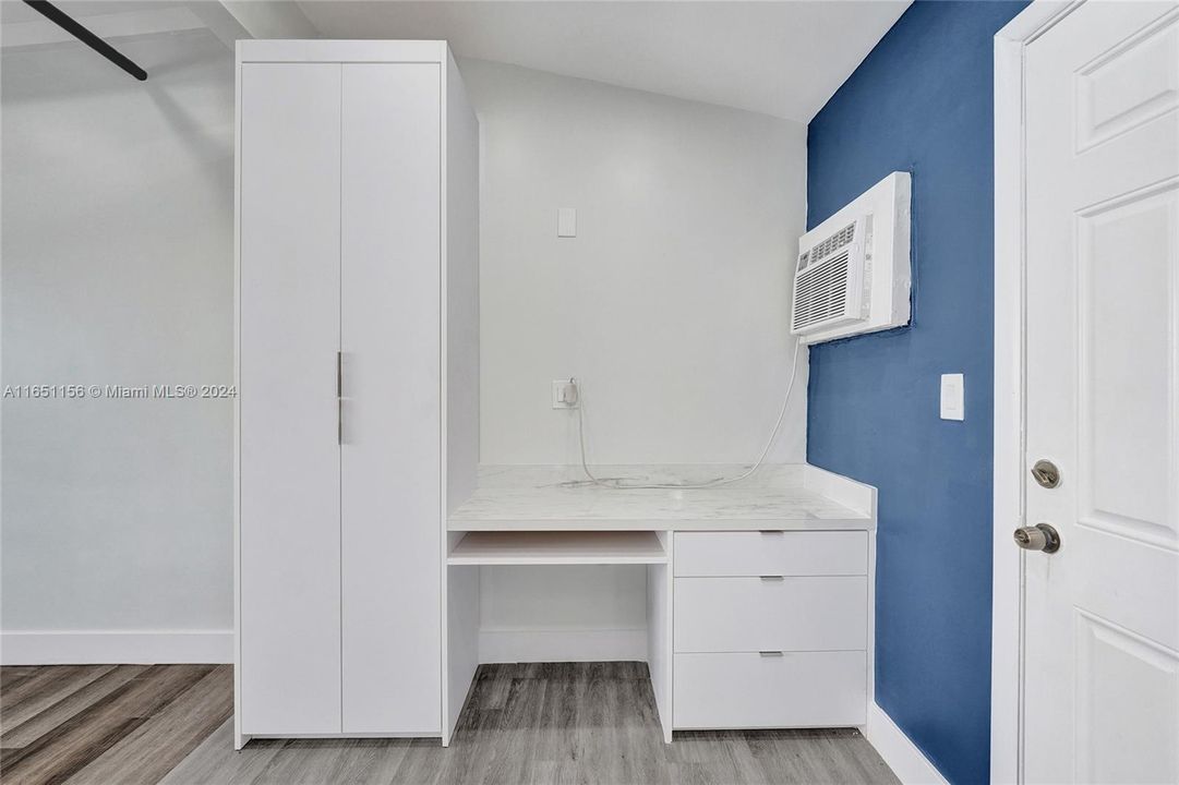 Active With Contract: $1,300 (1 beds, 1 baths, 2392 Square Feet)