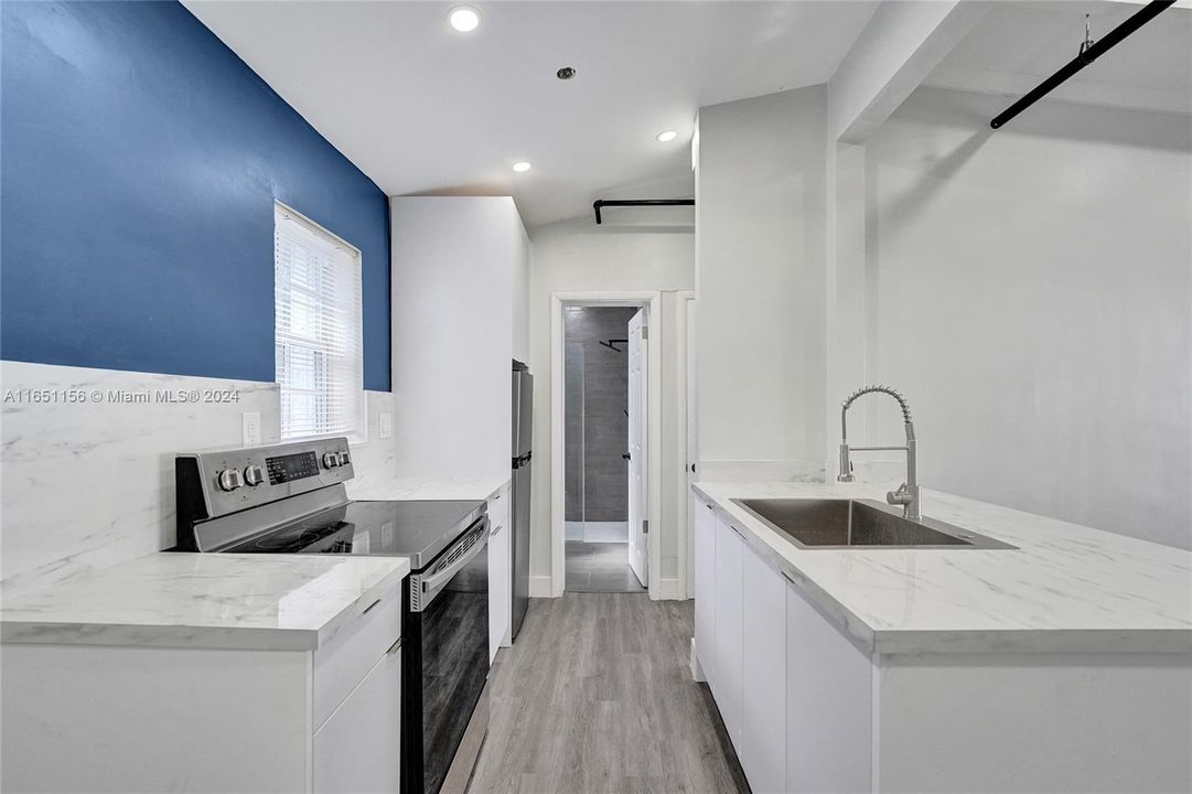 Active With Contract: $1,300 (1 beds, 1 baths, 2392 Square Feet)