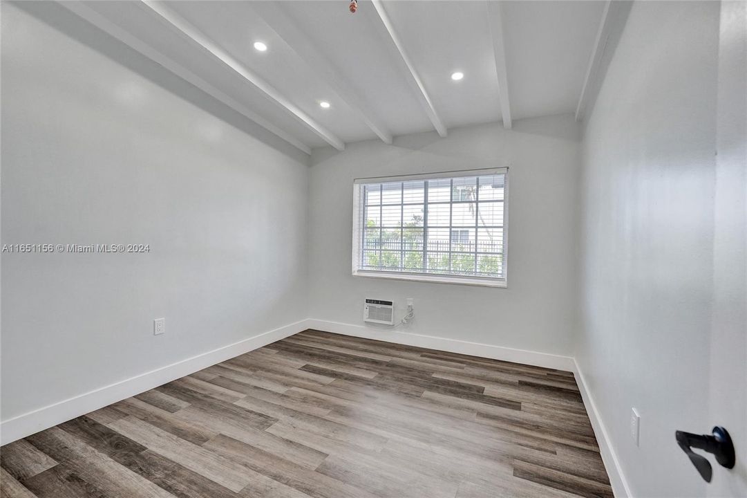 Active With Contract: $1,300 (1 beds, 1 baths, 2392 Square Feet)