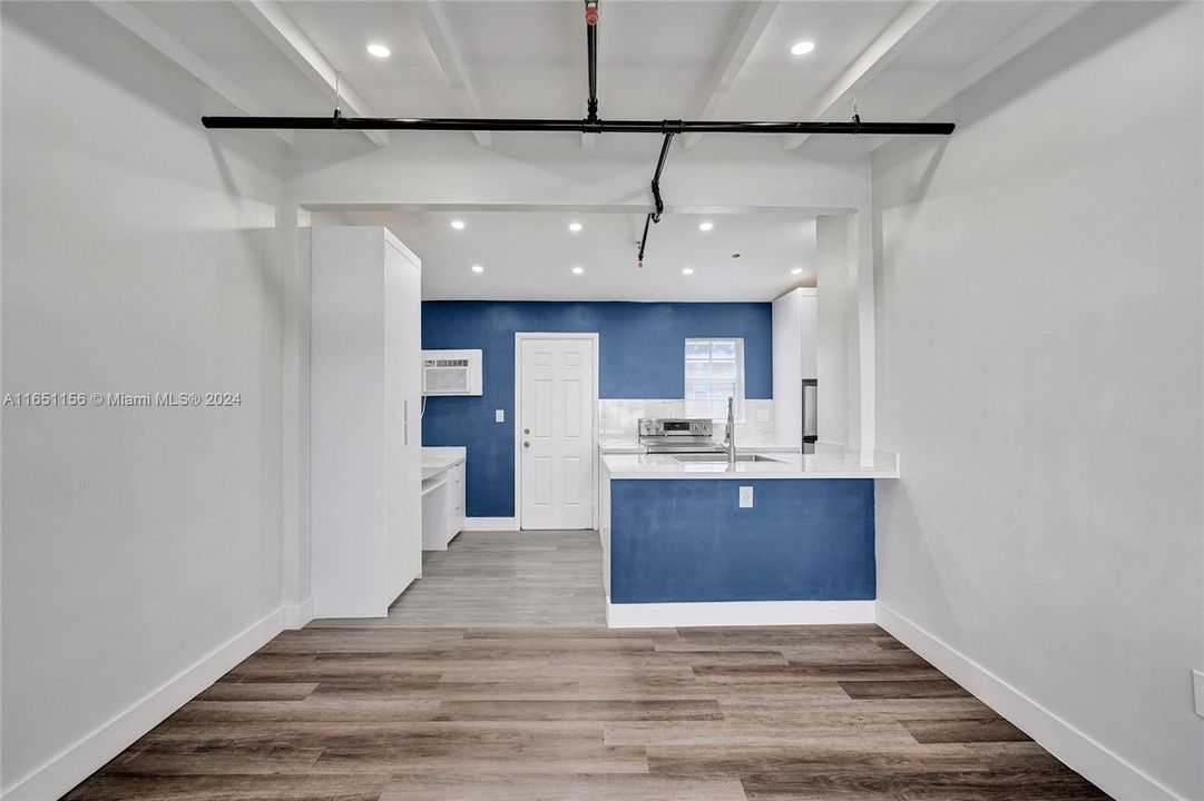 Active With Contract: $1,300 (1 beds, 1 baths, 2392 Square Feet)