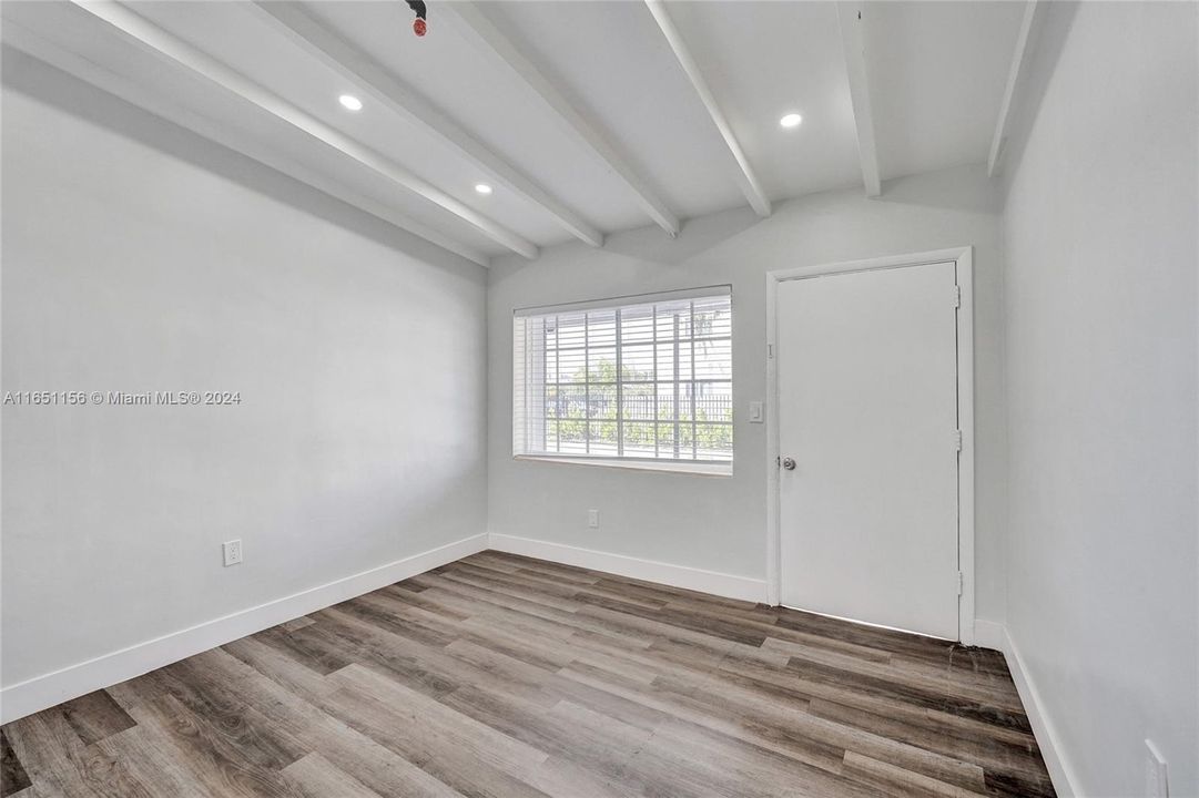 Active With Contract: $1,300 (1 beds, 1 baths, 2392 Square Feet)