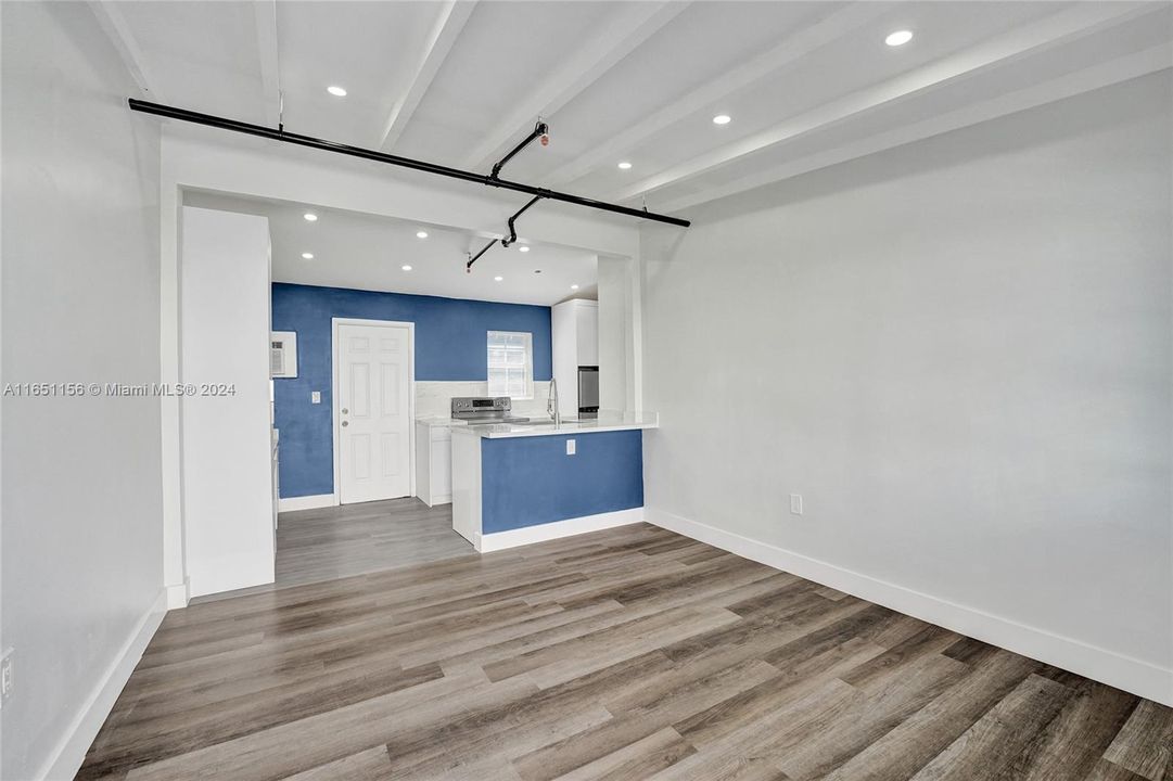 Active With Contract: $1,300 (1 beds, 1 baths, 2392 Square Feet)