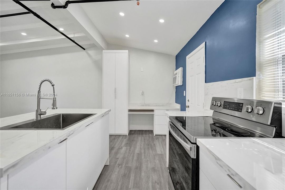 Active With Contract: $1,300 (1 beds, 1 baths, 2392 Square Feet)