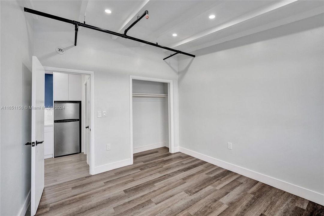 Active With Contract: $1,300 (1 beds, 1 baths, 2392 Square Feet)