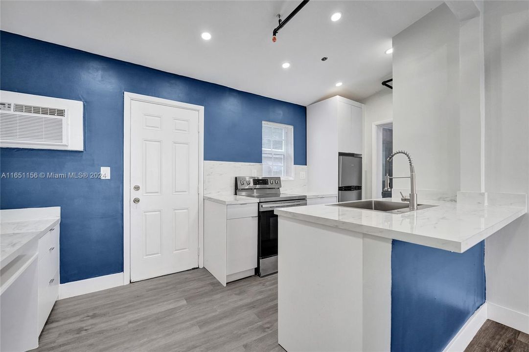 Active With Contract: $1,300 (1 beds, 1 baths, 2392 Square Feet)