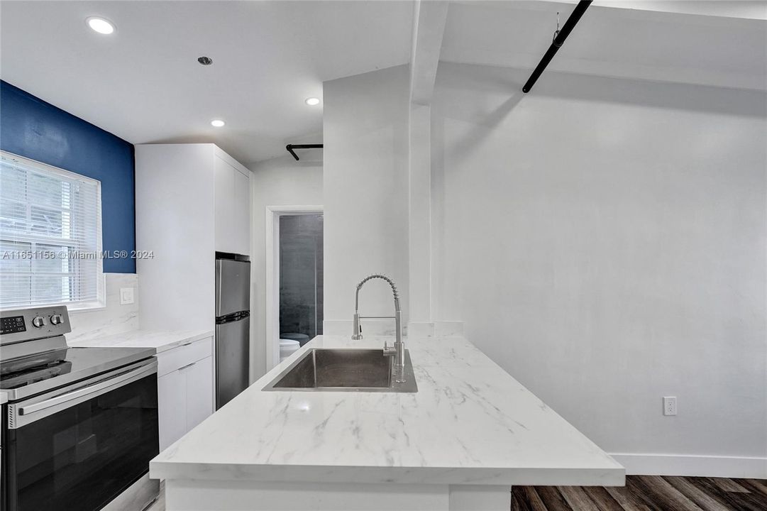 Active With Contract: $1,300 (1 beds, 1 baths, 2392 Square Feet)