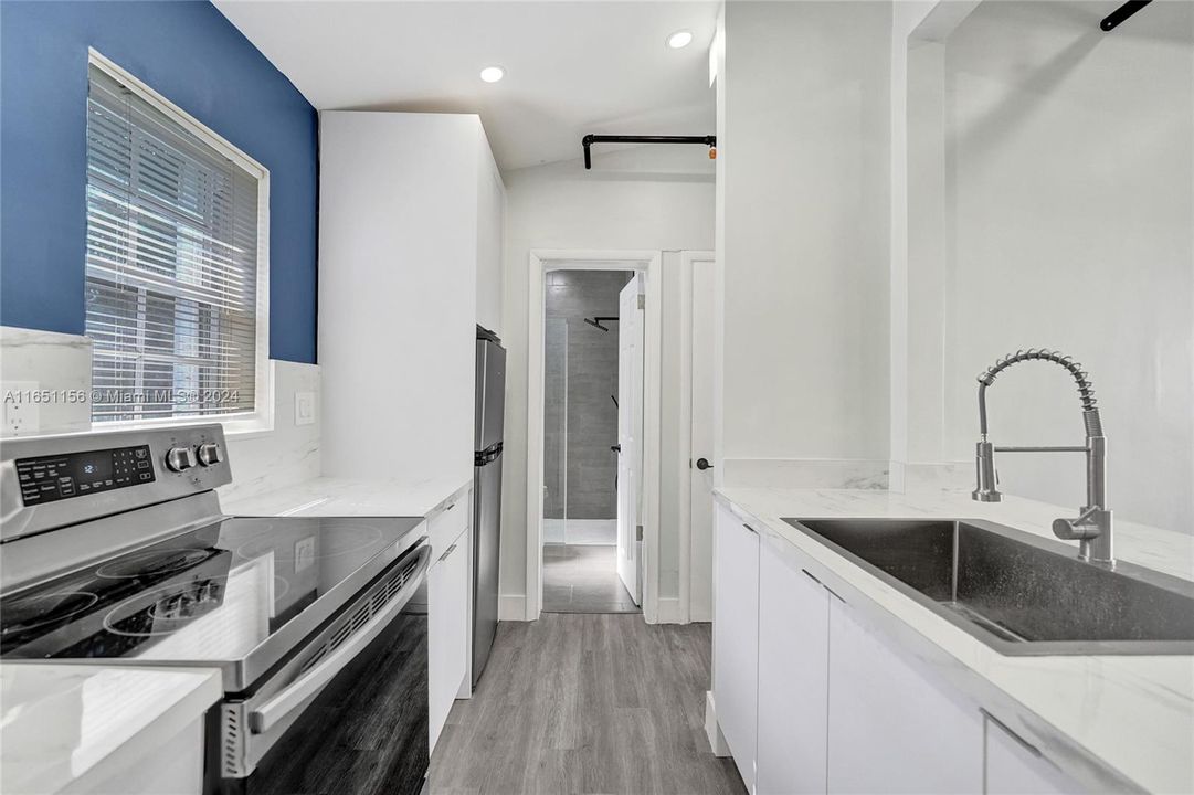 Active With Contract: $1,300 (1 beds, 1 baths, 2392 Square Feet)