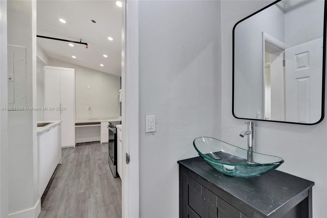 Active With Contract: $1,300 (1 beds, 1 baths, 2392 Square Feet)