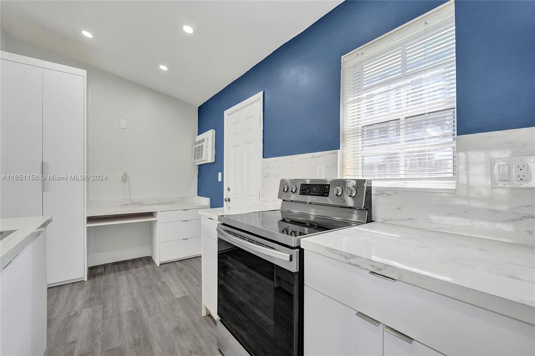 Active With Contract: $1,300 (1 beds, 1 baths, 2392 Square Feet)