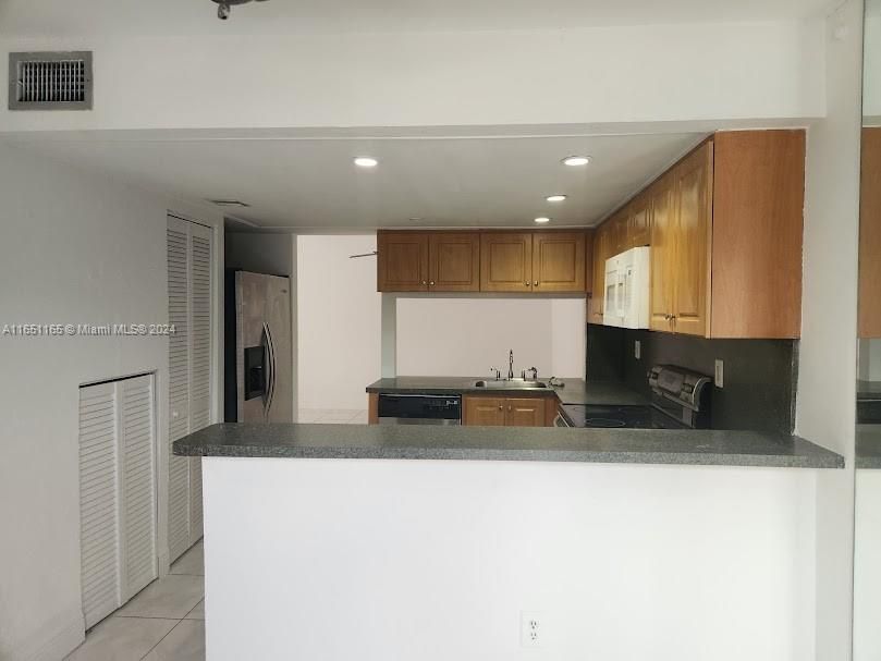 Active With Contract: $2,600 (3 beds, 2 baths, 1484 Square Feet)