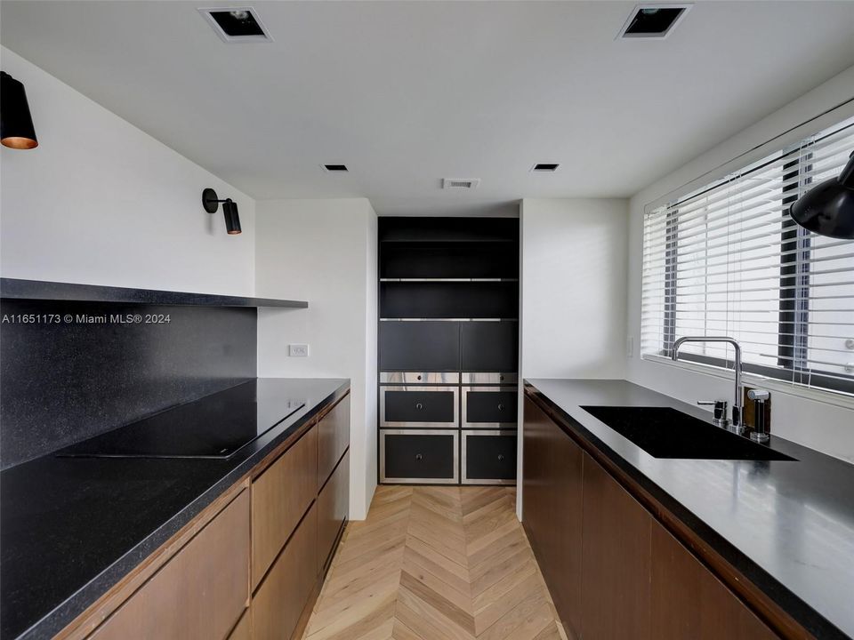 For Sale: $660,000 (1 beds, 1 baths, 738 Square Feet)