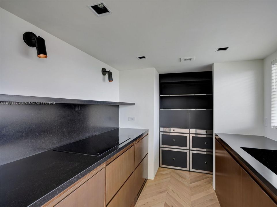 For Sale: $660,000 (1 beds, 1 baths, 738 Square Feet)