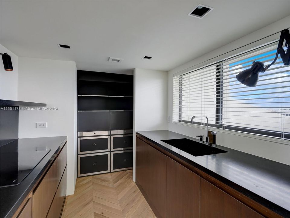 For Sale: $660,000 (1 beds, 1 baths, 738 Square Feet)