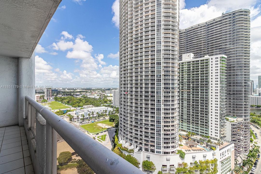 Recently Rented: $4,800 (3 beds, 3 baths, 1739 Square Feet)