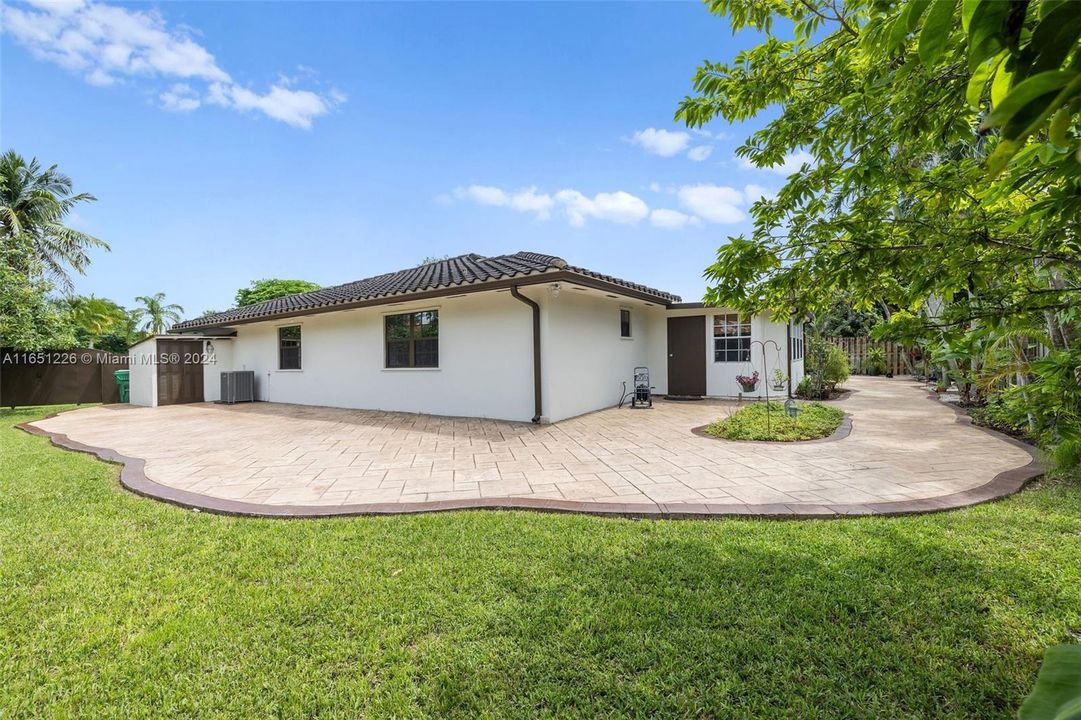 For Sale: $810,000 (3 beds, 2 baths, 2347 Square Feet)