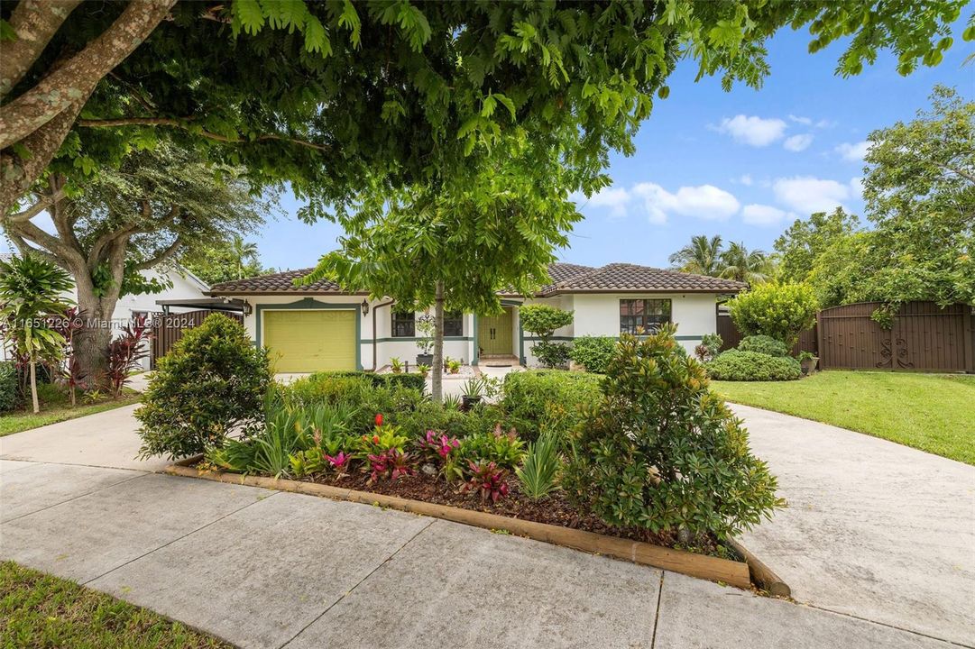 For Sale: $810,000 (3 beds, 2 baths, 2347 Square Feet)