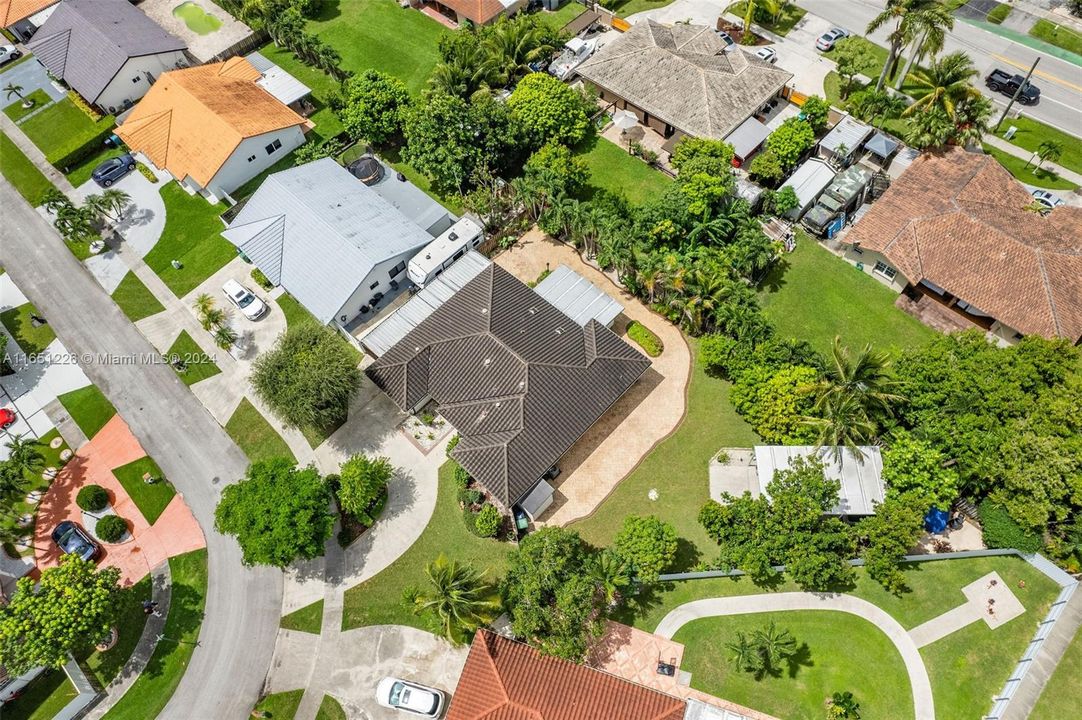 For Sale: $810,000 (3 beds, 2 baths, 2347 Square Feet)