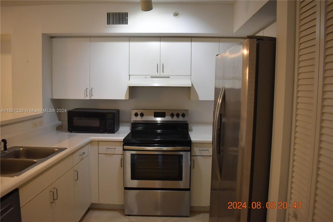 For Sale: $289,500 (2 beds, 2 baths, 967 Square Feet)