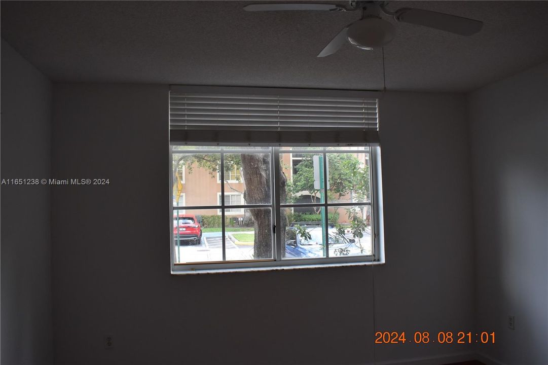 For Sale: $289,500 (2 beds, 2 baths, 967 Square Feet)