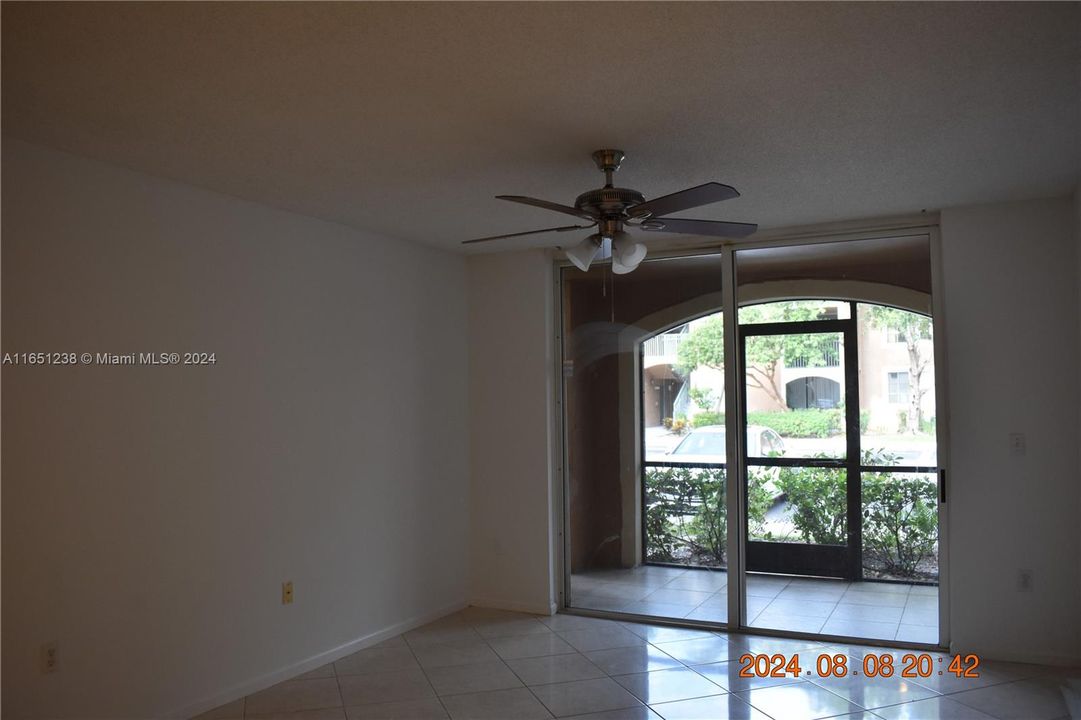 For Sale: $289,500 (2 beds, 2 baths, 967 Square Feet)